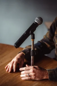 Microfoon in de podcast ruimte